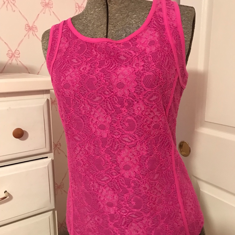 Gorgeous Ann pullover lace top with great detailing